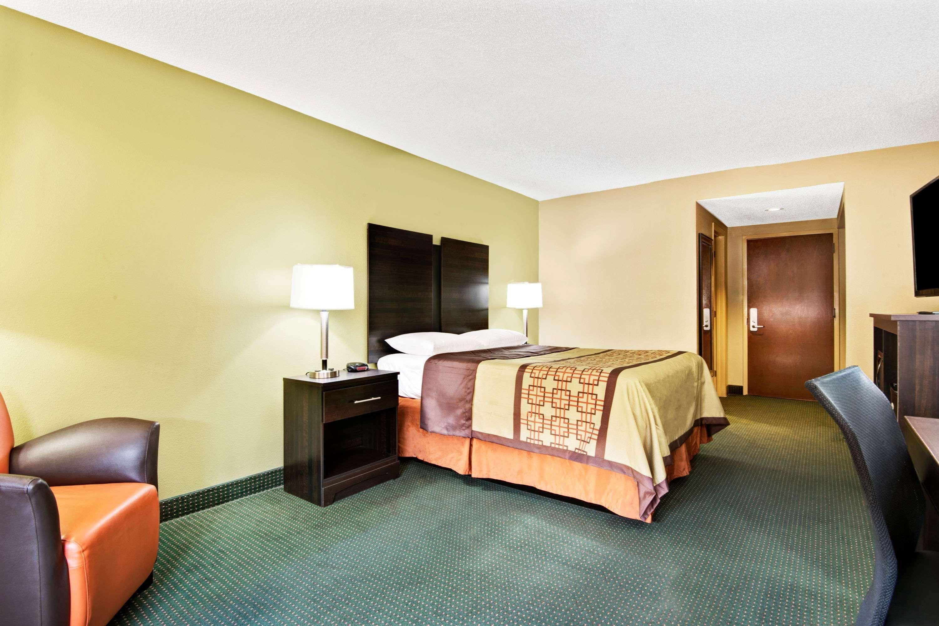 מלון Super 8 By Wyndham Raleigh North East מראה חיצוני תמונה